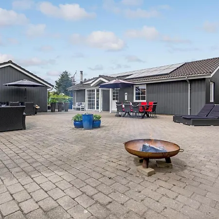 Ferienhaus Stunning In With Kitchen