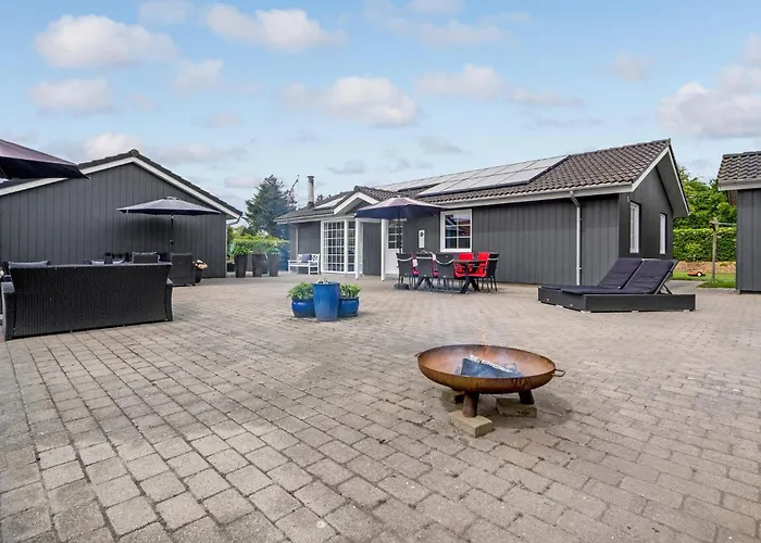 Holiday home Stunning In With Kitchen
